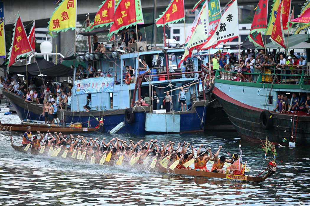 Hong Kong crowds enjoy first dragon boat races in years - UCA News