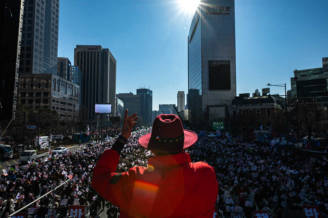 Supporters, protesters rally as S. Korea's Yoon evades arrest bid - UCA ...