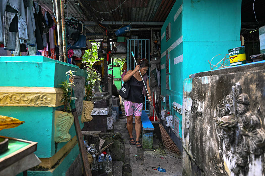 Philippines' poor, homeless find shelter in Manila's cemeteries - UCA News