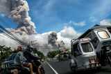 Thousands flee Philippine volcano 