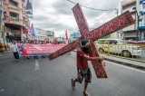Filipinos stage 'Calvary of the Poor'