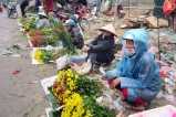 Vietnamese toil in chilly weather