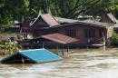 Floods: Bangkok helps the hardest hit