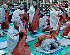 Korean Buddhists stage '1080 bow' protest