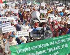 Indian teachers protest over salaries