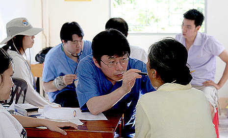 Koreans treat sick Vietnamese poor