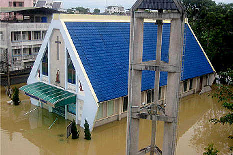 Flash floods kill 11 in south Thailand