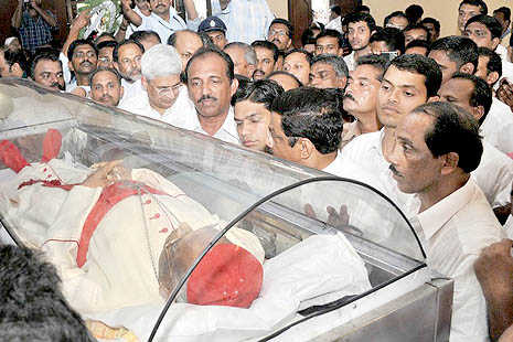 Thousands mourn Cardinal Vithayathil