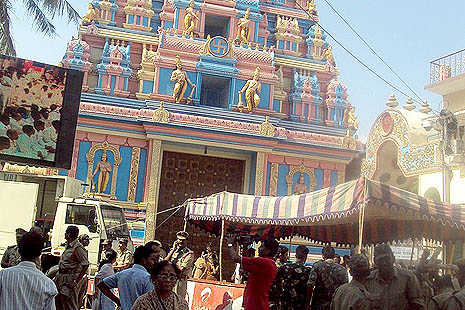 Thousands attend Hindu guru’s burial