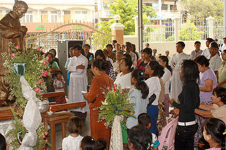 Don Bosco relics attract hundreds