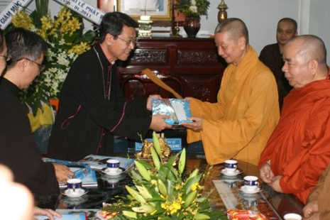 Church leaders visit Buddhists