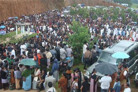 Thousands gather to mourn bishop