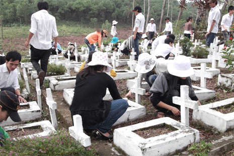 Students clean biggest fetus cemetery