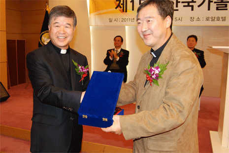 Theologian wins top academy prize