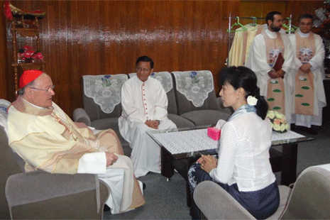 Suu Kyi meets papal envoy in church