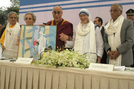 Dalai Lama offers key to happiness