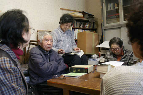 Tiger, 98, leads Bible study