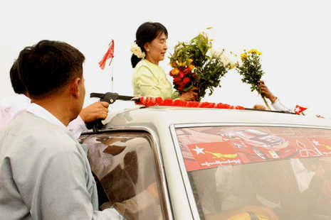 Unwell Suu Kyi cuts short speech