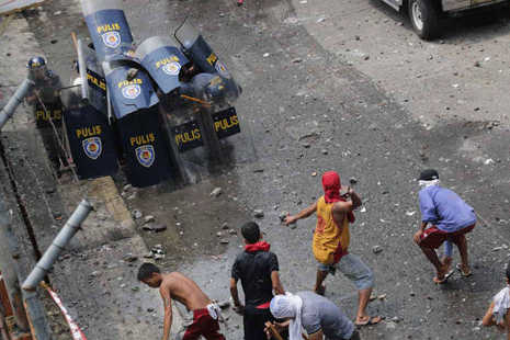 Slum dwellers clash with police