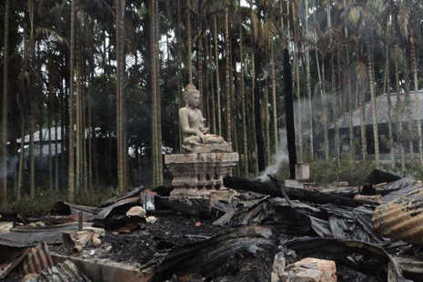 Muslims destroy Buddhist sites 