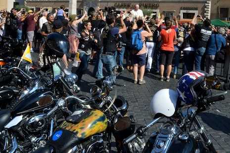 Pope blesses hundreds of Harley-Davidsons 