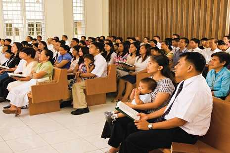 Philippines Church tries to stem the exodus