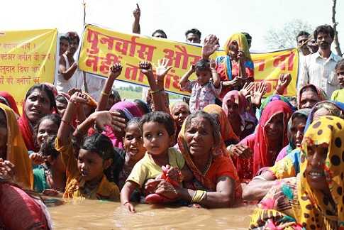 Thousands wade in for India anti-dam protest 