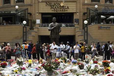 Pope joins in tributes to Nelson Mandela