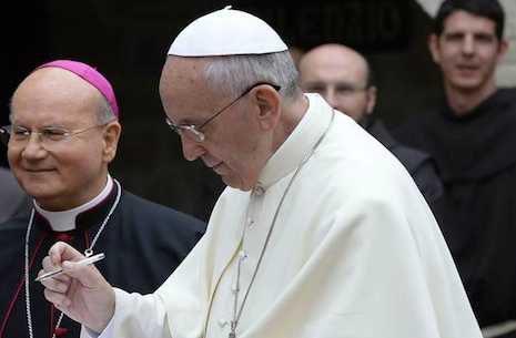 Pope Francis urges understanding, solidarity in media
