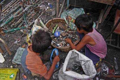 Poverty pushes children to hard labor in Philippines
