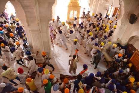 Rioting leaves six injured at India's holiest Sikh temple