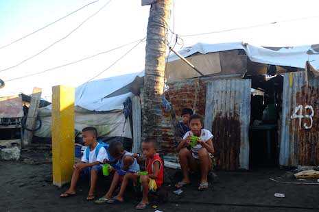 Philippine typhoon survivors accuse officials of blocking aid