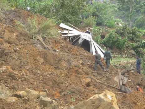 Rescue workers search for survivors of Sri Lanka landslide