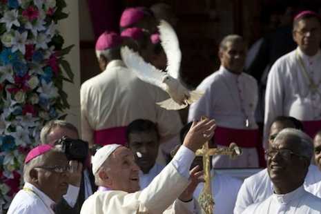 In former Sri Lanka war zone, Francis delivers message of hope