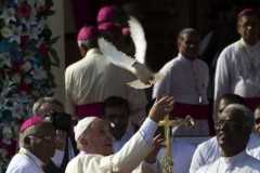 In former Sri Lanka war zone, Francis delivers message of hope