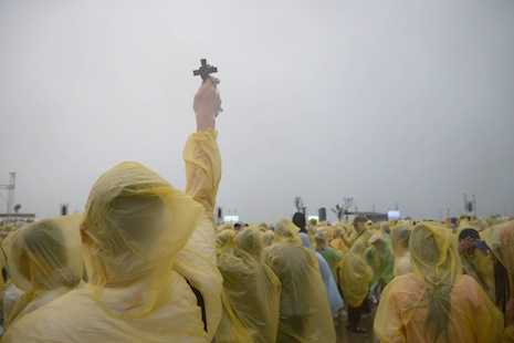 Pope braves coming storm to meet typhoon victims in Tacloban