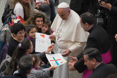 Pope backtracks on 'rabbits' comments, praises big families