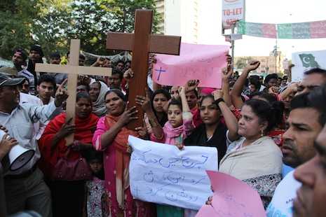 Angry Christians protest Lahore church bombings - UCA News