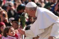 Pope Francis sends Easter cakes and rosaries to Iraq