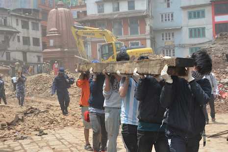 Nepali youths unite en masse to clean up Kathmandu
