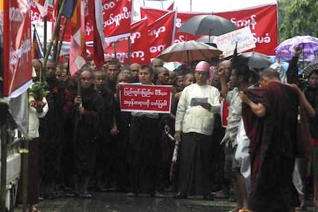 Rakhine Buddhists protest against helping Rohingya migrants 