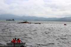 Rough seas halt Philippine search for ferry disaster victims