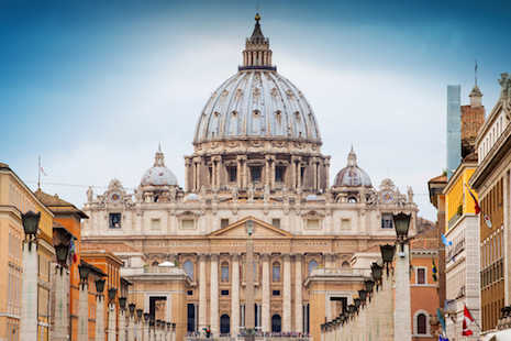 Yearbook recounts life inside Vatican walls