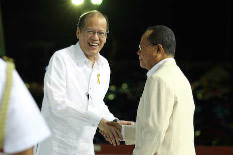 Philippine president courts Catholic charismatics 