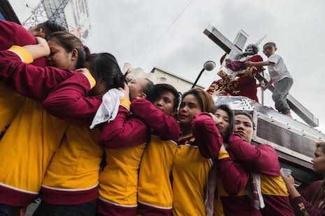 Women in Manila brave the feast of the Black Nazarene