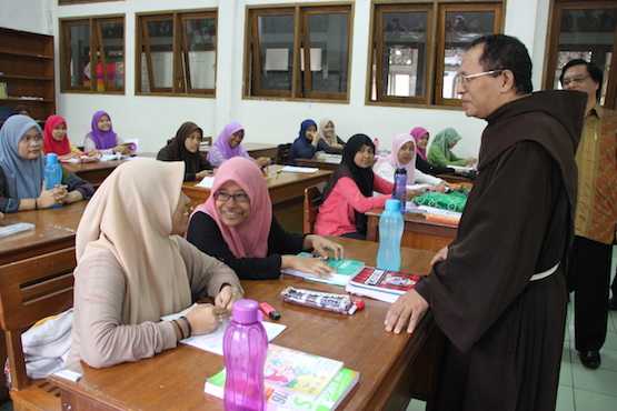 Church fosters ties with Islamic boarding school   
