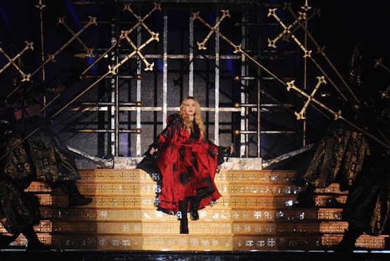 Madonna under fire for disrespecting Philippine flag
