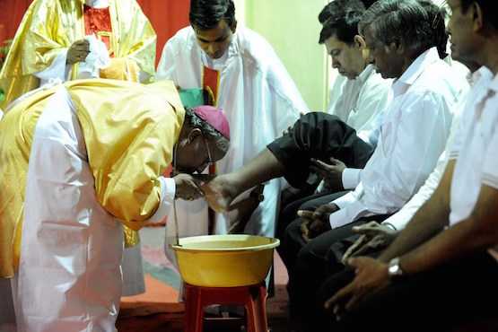 Eastern churches bar women from washing feet ritual 