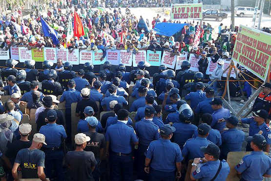 Filipino farmers block major highway to demand food