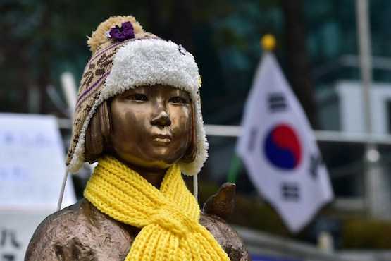 Former comfort women file lawsuit against official pact 